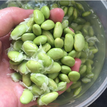手剝毛豆米